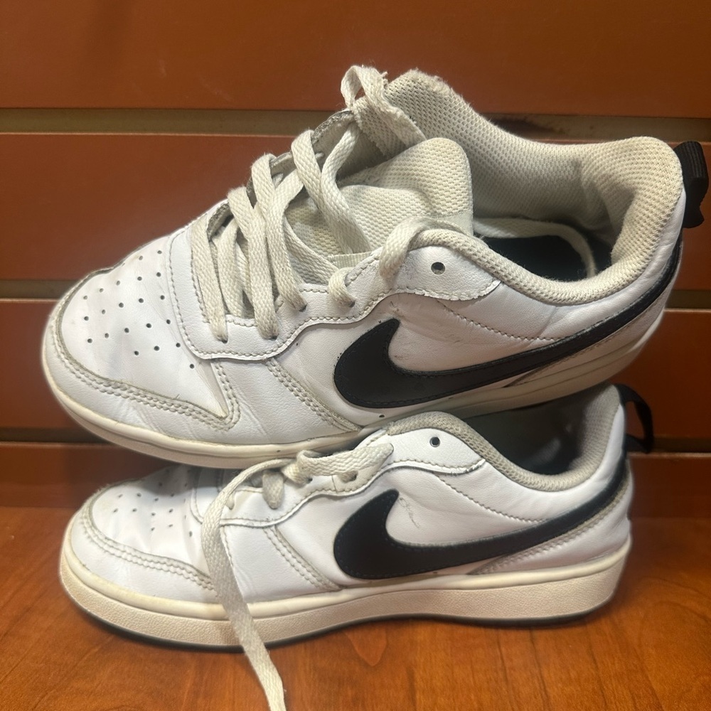 Nike White Classic Sneakers Low-Top Minimalist Design - Picture 1 of 14